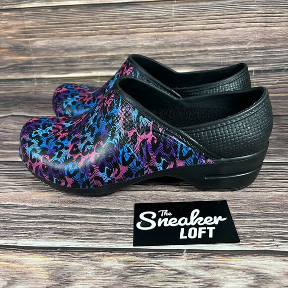 Sanita Women's Aero Motion Animal Print Multicolor Clogs - Picture 4 of 8